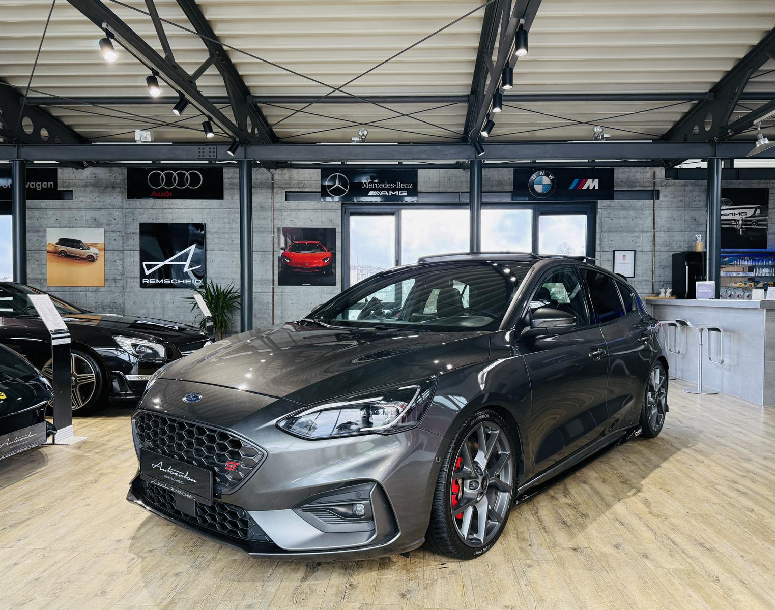 Ford Focus ST*MILLTEK ABGAS*PANO*KAMERA*MAXTON DESIGN