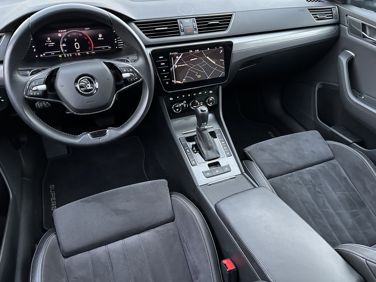 Fahrzeugabbildung SKODA Superb Combi 2.0 TDI DSG Style NAV+LED+PANO+ACC