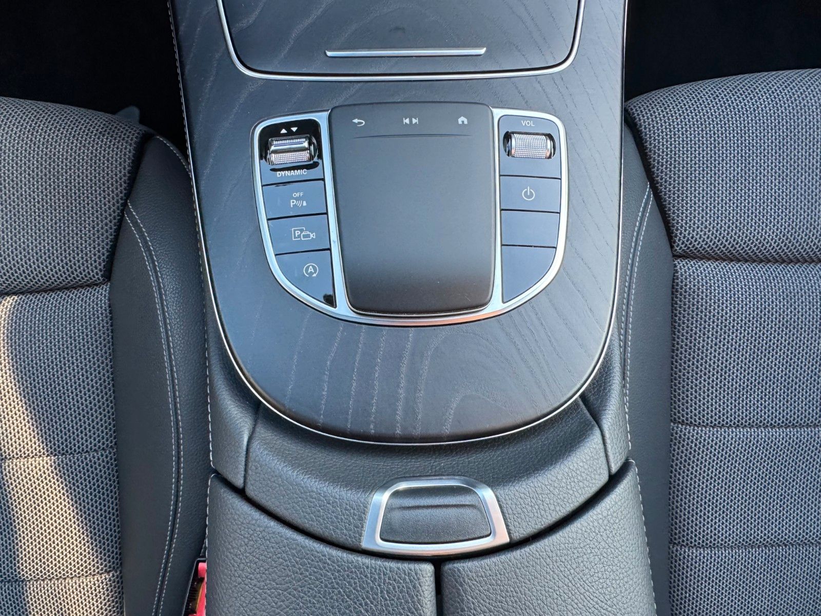 Fahrzeugabbildung Mercedes-Benz E 220d Avantgarde+Pano+AHK+DistrPlus+MultiBeam+