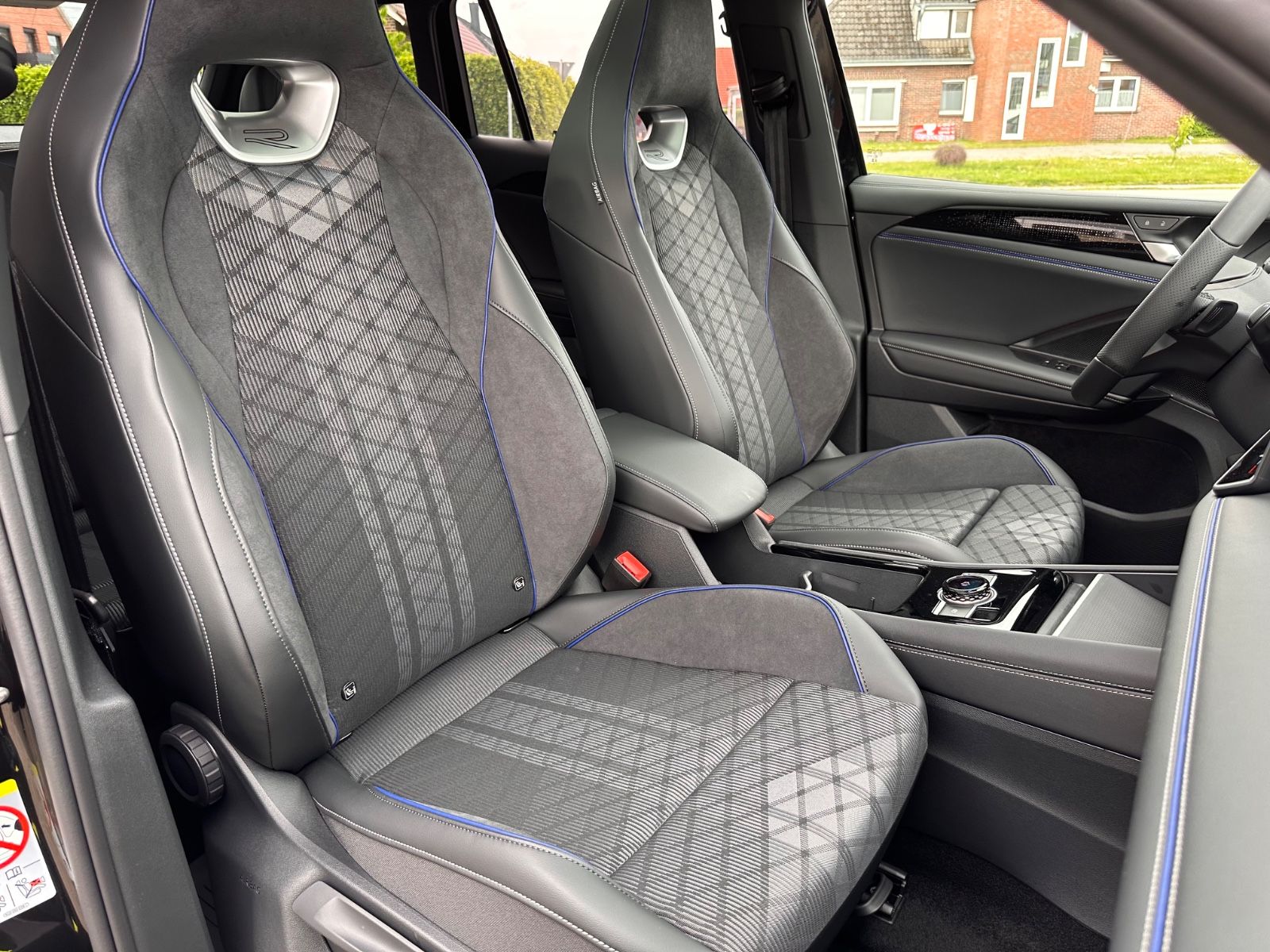 Fahrzeugabbildung Volkswagen Tiguan 2.0 TDI 4M R-Line AHK/Black/Pano/ACC/LED