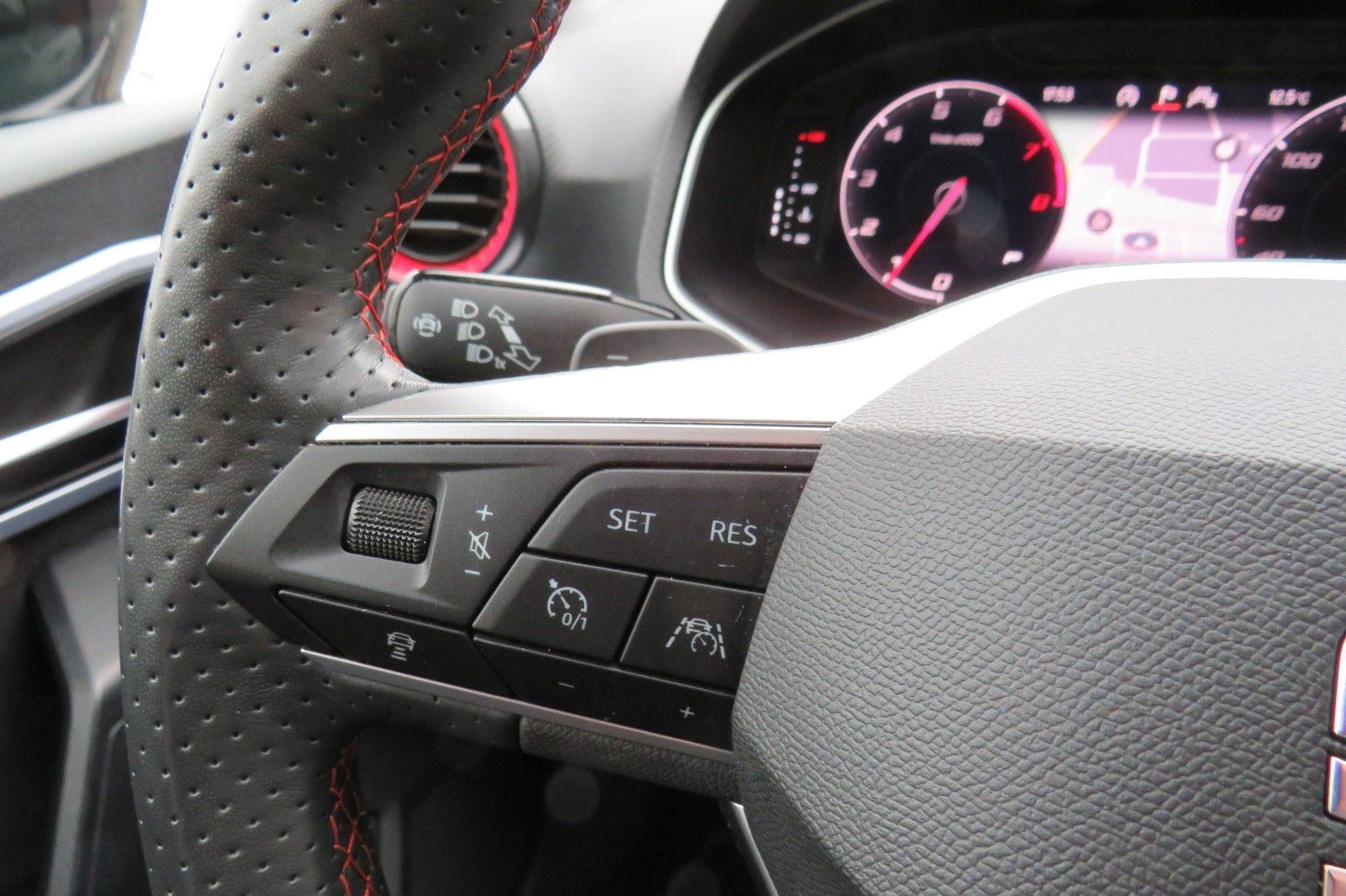 Fahrzeugabbildung SEAT Arona FR DSG NAVI SITZH. KAMERA ACC ASSISTENT-PA