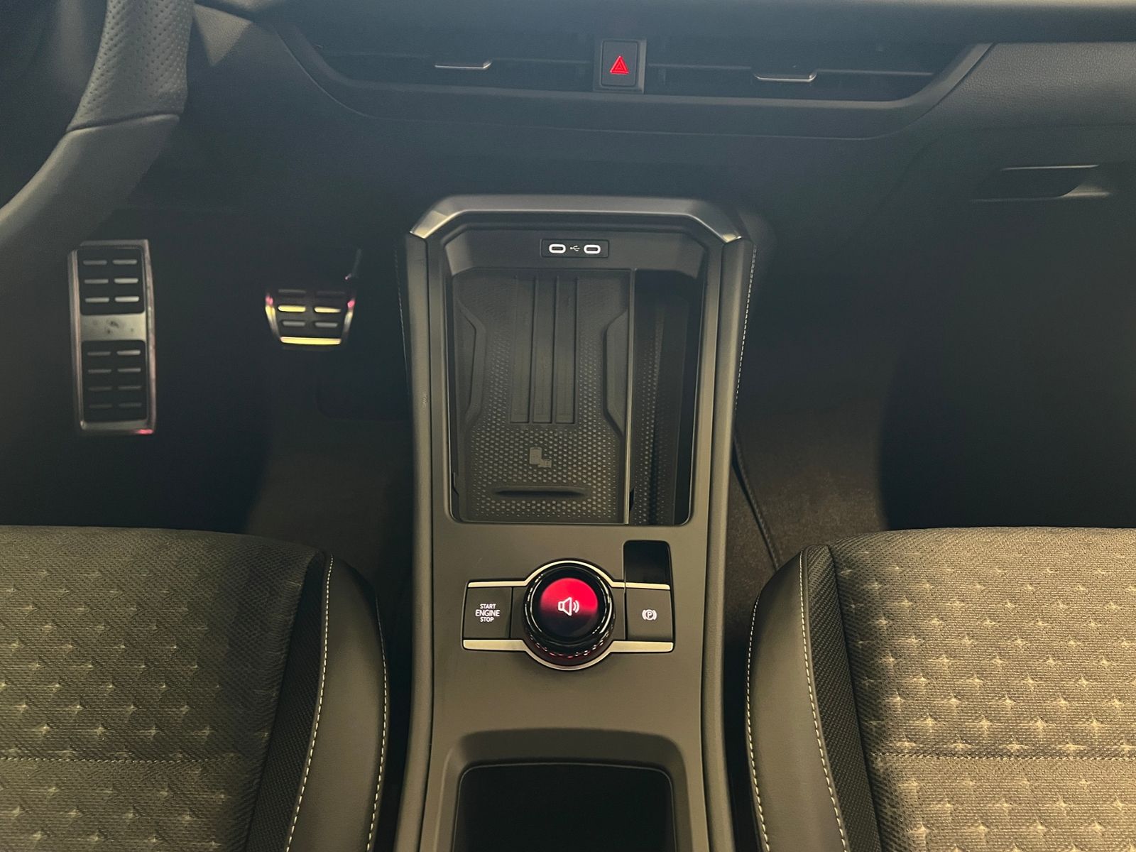 Fahrzeugabbildung Volkswagen T-Roc R-Line 1.5 eTSI DSG *AHK, LED, ACC, Kamera