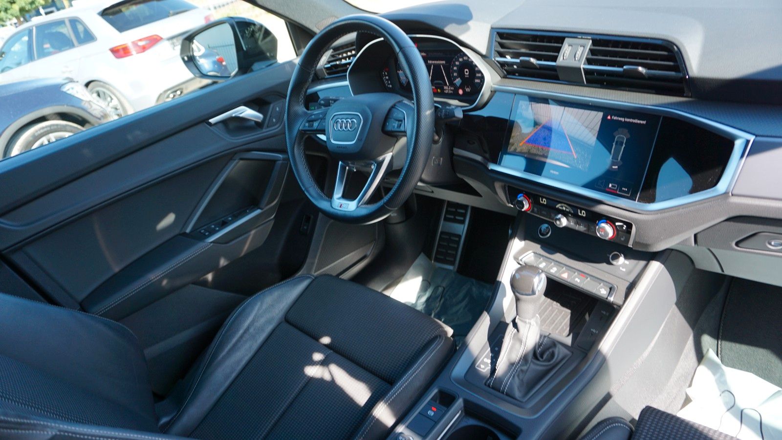 Fahrzeugabbildung Audi Q3 35 TFSI S Line Black Paket,LED,Navi,ACC,AHK