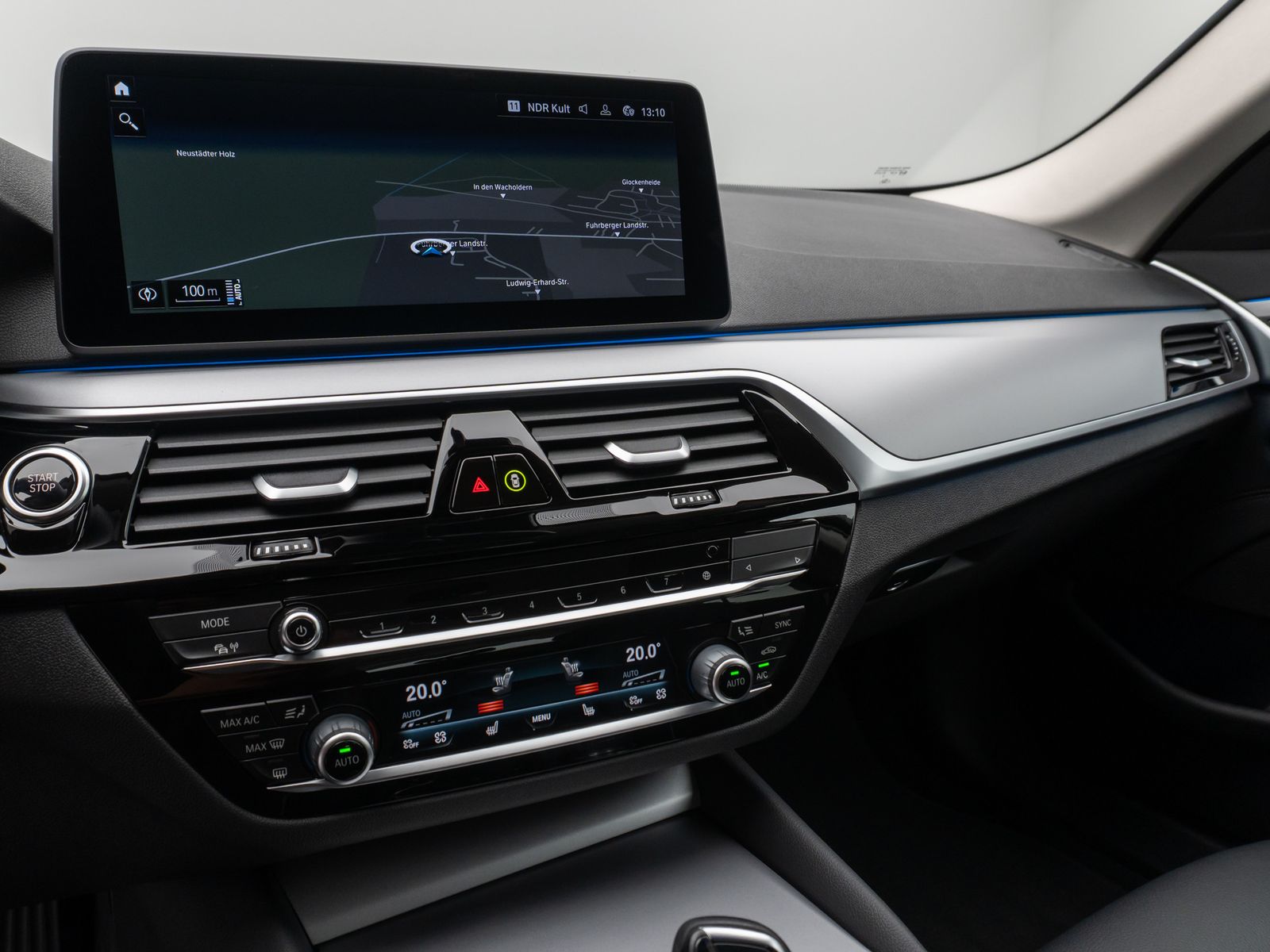 Fahrzeugabbildung BMW 530e Kamera Laser HUD DAB AHK Komfort Alarm ACC