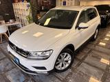 Volkswagen Tiguan Highline BMT/Start-Stopp/Navi/LED Sch/1.H - VW Tiguan Gebrauchtwagen in Frankfurt