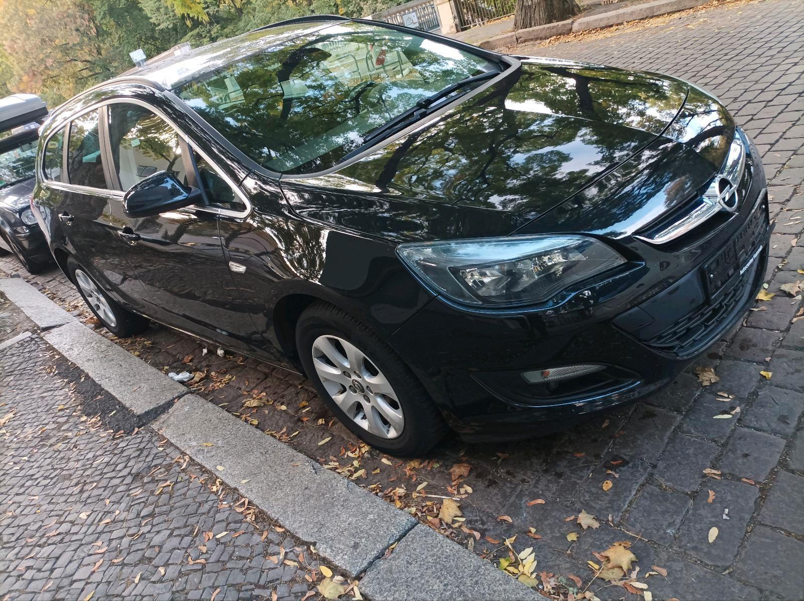 Opel Astra 2015 — interior