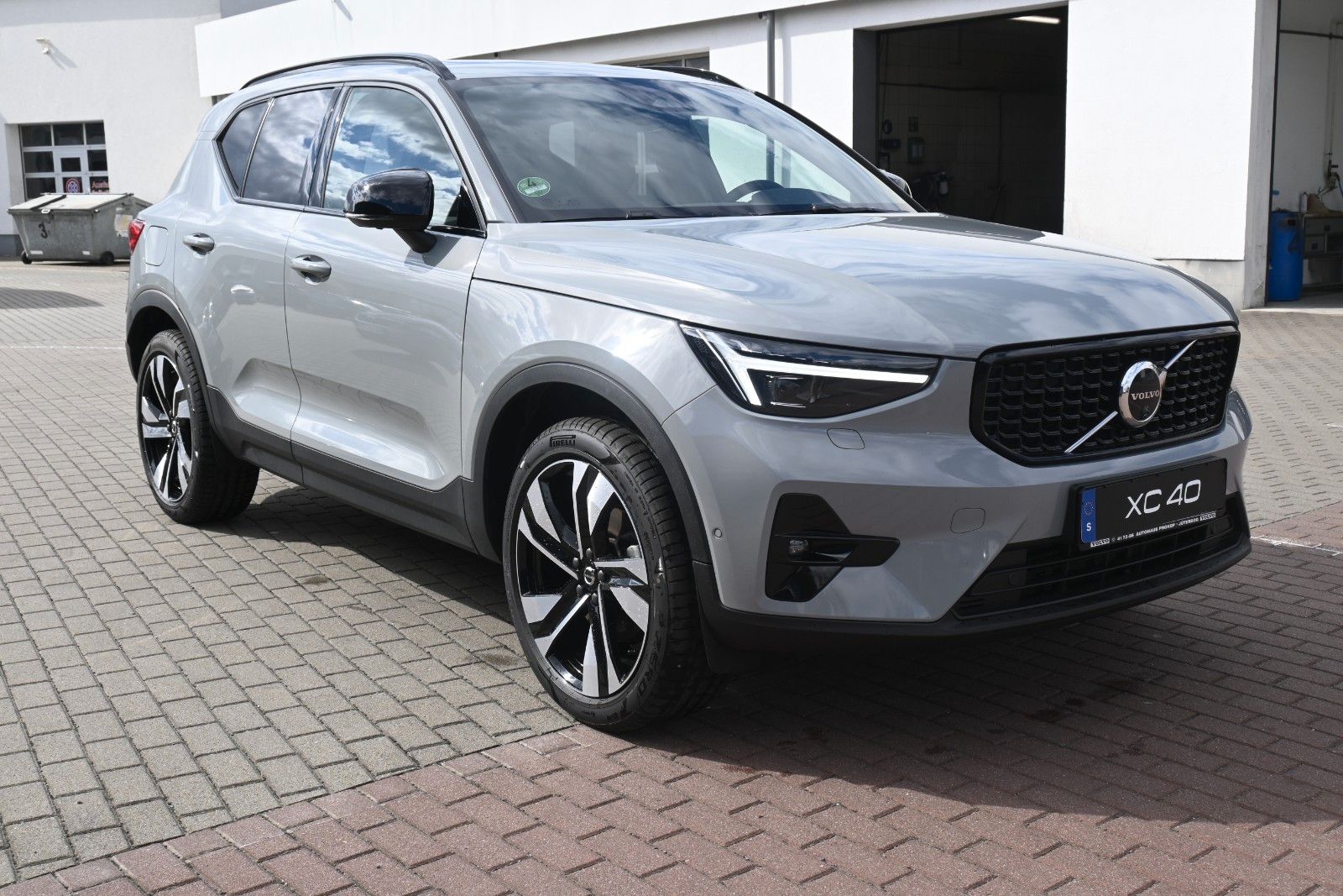 Fahrzeugabbildung Volvo XC40 B4 DKG Dark*PANO*STDHZG*360°*ACC*AHK*VOLL *