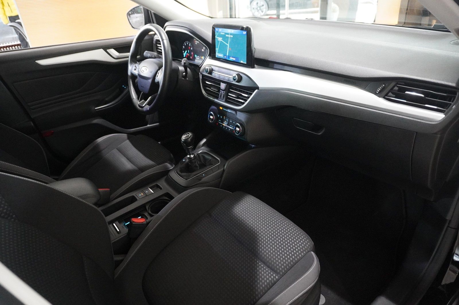Fahrzeugabbildung Ford Focus Lim. 1.0 COOL & CONN. NAVI/LED/SPORT/SHZ