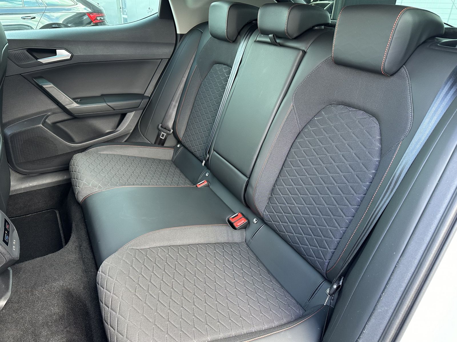 Fahrzeugabbildung SEAT Leon 2.0 TDI DSG FR NAV+LED+AHK+ACC+PANO+BEATS