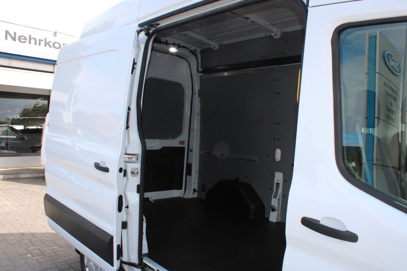 Fahrzeugabbildung Ford Transit 330 L2 H3 hoch TREND Kasten NAVI CAM ACC