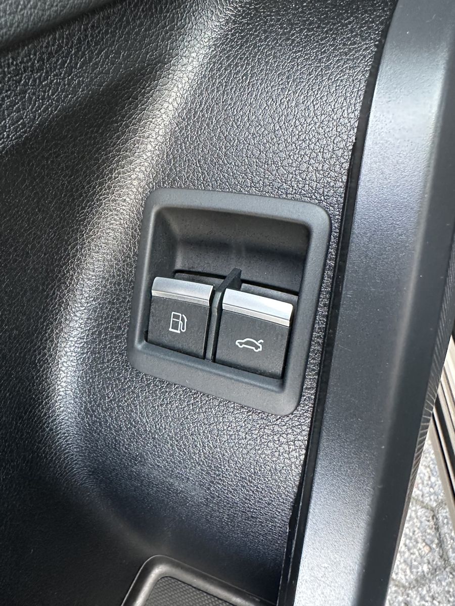 Fahrzeugabbildung Audi Q5 50 TFSIe Qu S-Line Black NAV+MATRIX+AHK+VCOCK