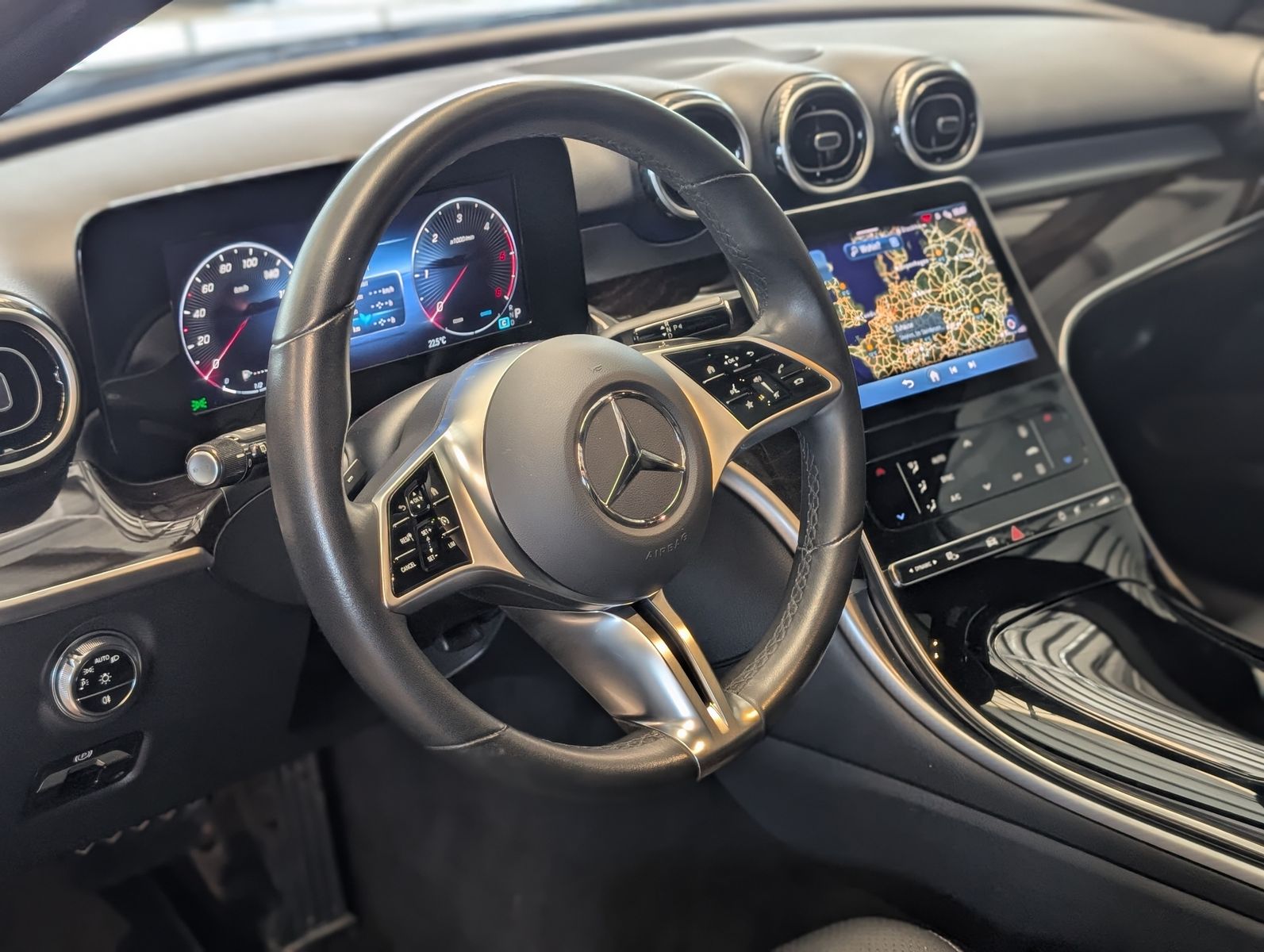 Fahrzeugabbildung Mercedes-Benz C 220 d T 4M Avantgard Night LED Pano Kamera AHK