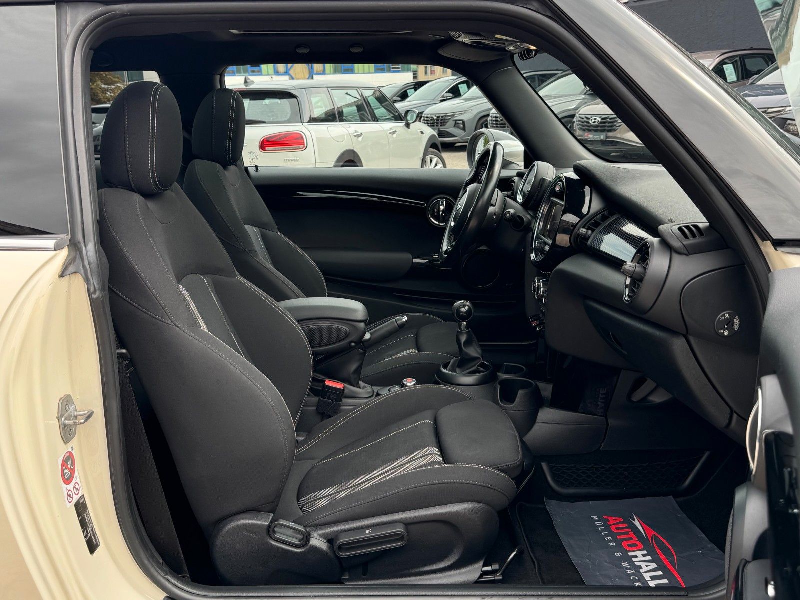 Fahrzeugabbildung MINI Cooper S Panoramadach Tempomat SHZ PDC BLT