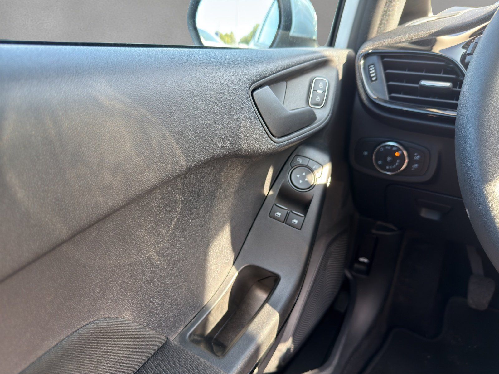 Fahrzeugabbildung Ford Fiesta 1.1 Cool & Connect TEMPOMAT/PDC/KLIMA/DAB