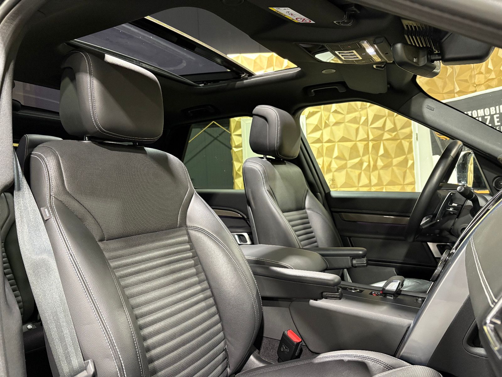 Fahrzeugabbildung Land Rover Discovery 5 R-Dynamic SE AWD/7-SITZER/360''KAM