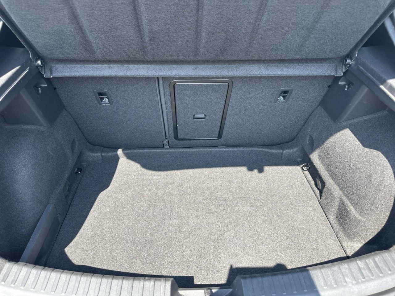 Fahrzeugabbildung CUPRA Leon 2.0TSI 245PS DSG-Navi-MatrixLED-Kamera* - mit KI generiert/bearbeitet