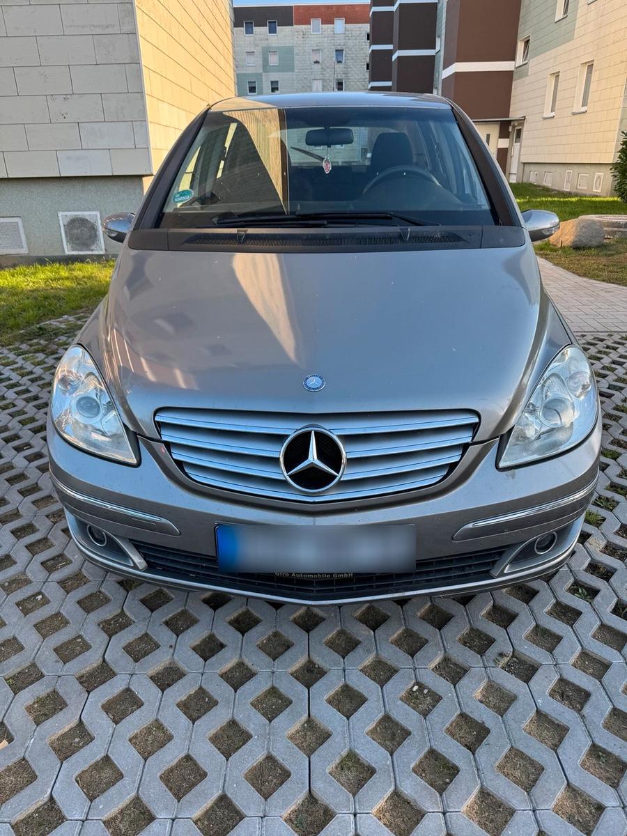 Mercedes-Benz B 180