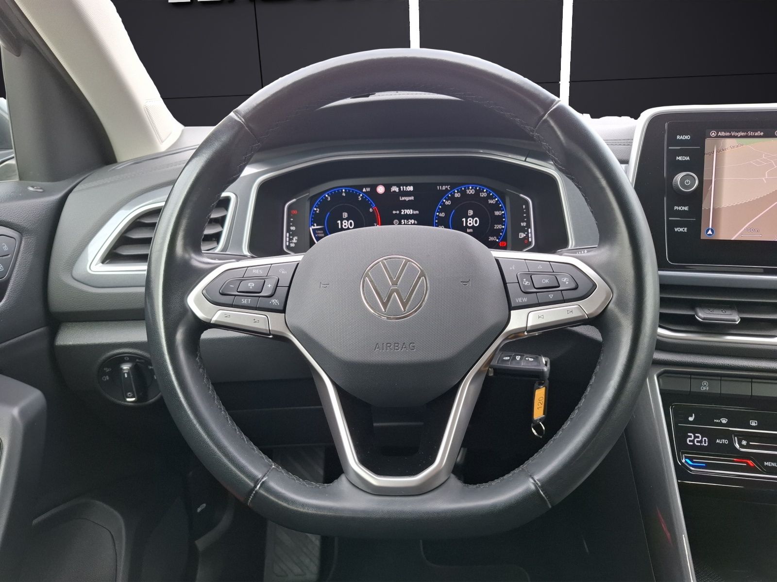 Fahrzeugabbildung Volkswagen T-Roc TSI Style LED AHK Navi AID ACC RFK SH 18"