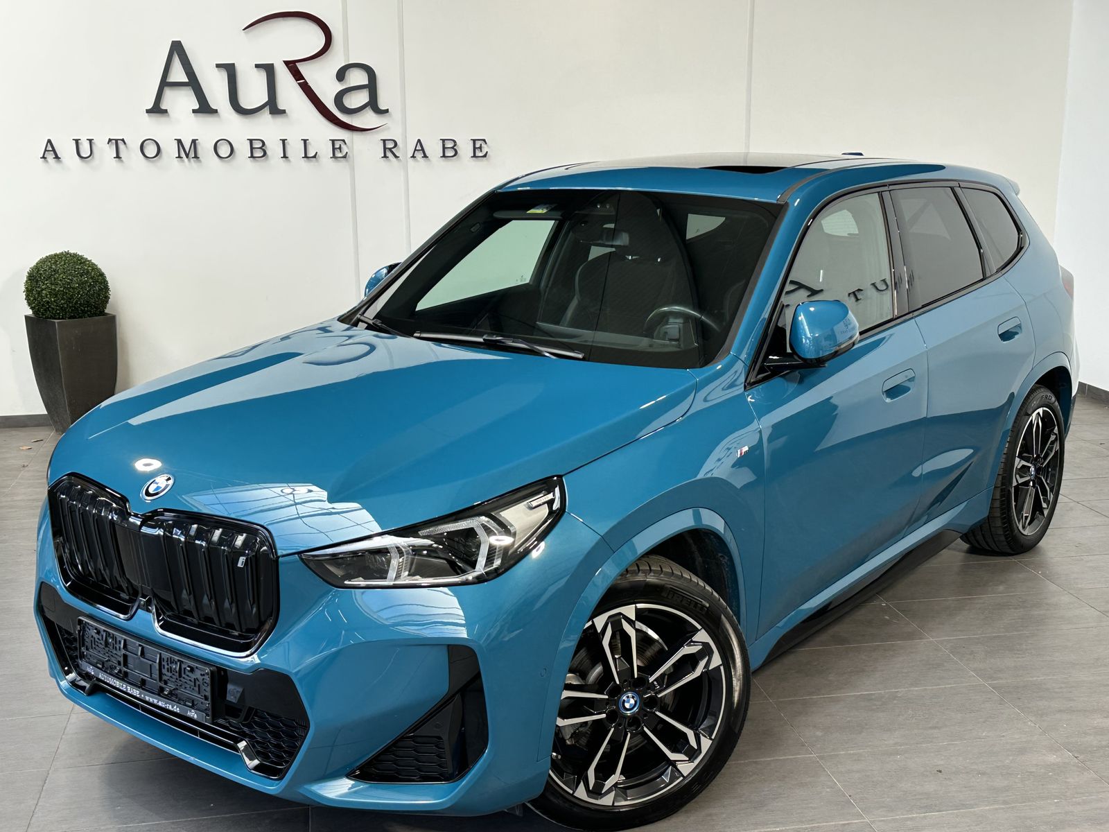 Fahrzeugabbildung BMW iX1 30 xDrive M-Sport NAV+LED+PANO+AHK+19ZO+360°