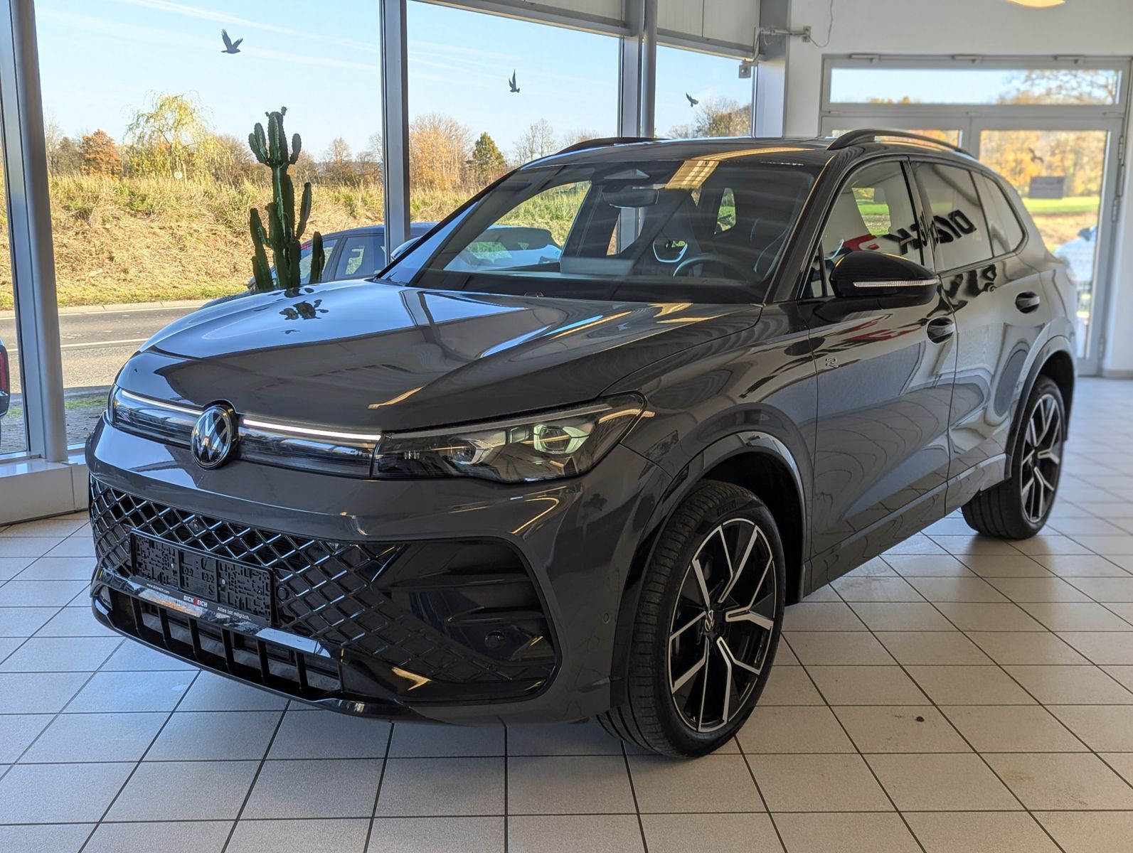 VW Tiguan 2.0TDI R-Line 4M Pano Black AHK Matrix 20 - Image 3