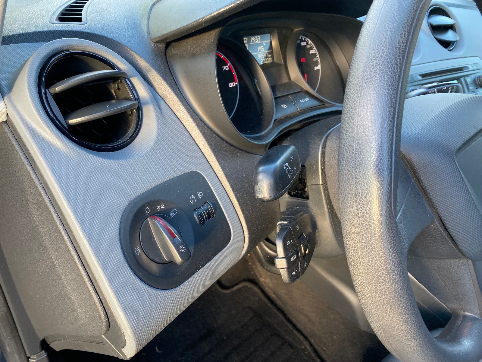 Fahrzeugabbildung SEAT Ibiza SC 1,4 16V Cool&Sound Salsa