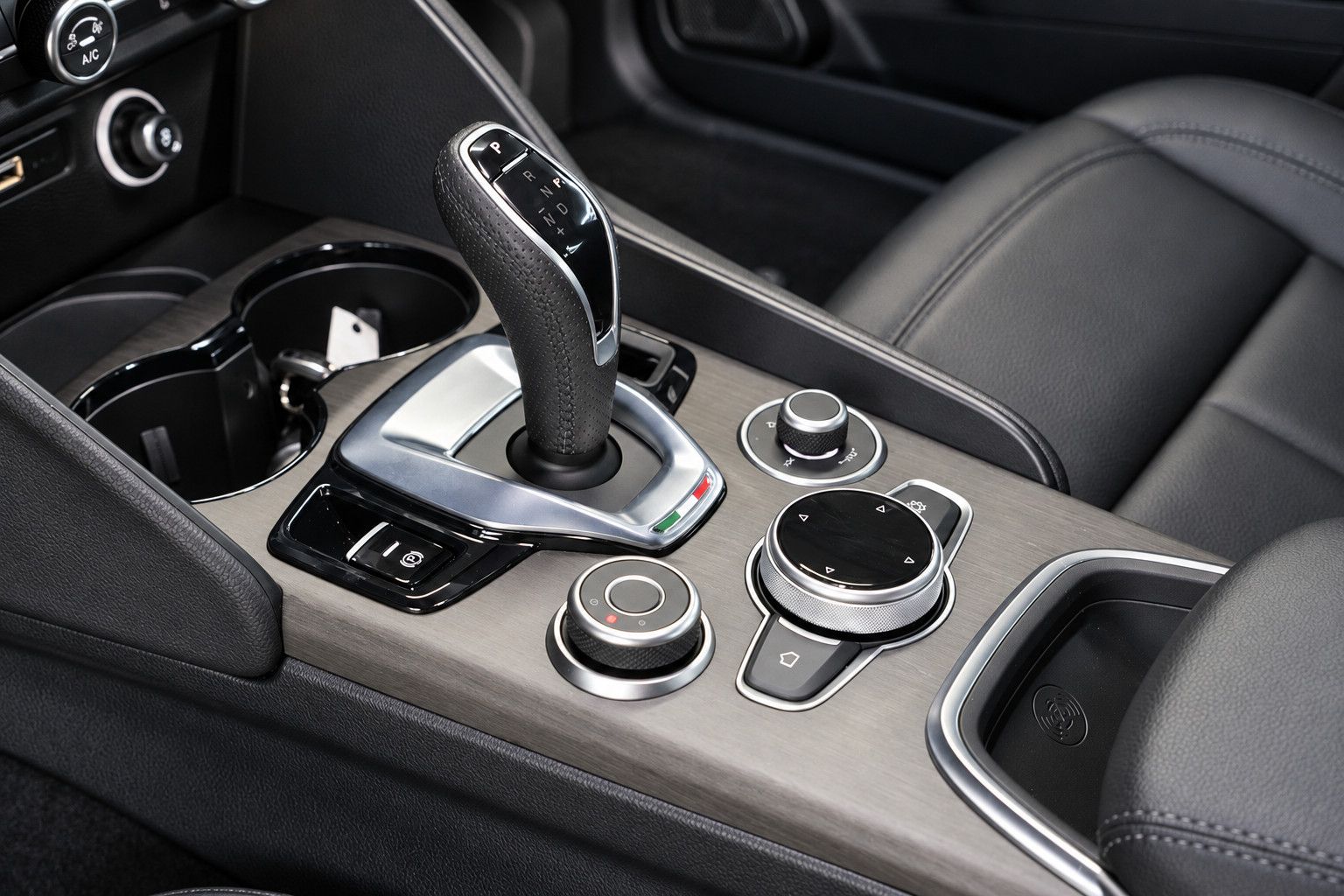 Fahrzeugabbildung Alfa Romeo Giulia Ti Q4/MEMORY/ACC/NAVI/KAMERA/LEDER/