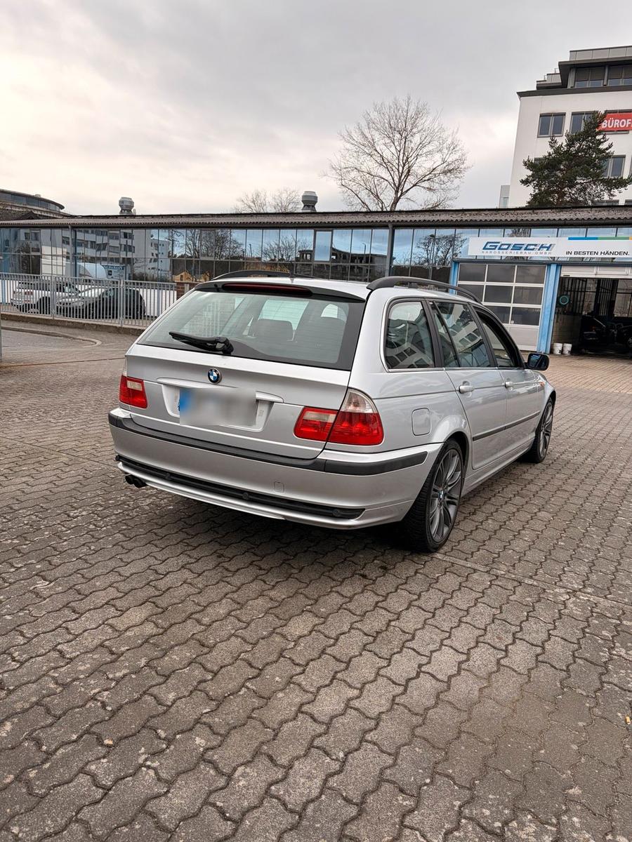BMW 320 2004 — interior