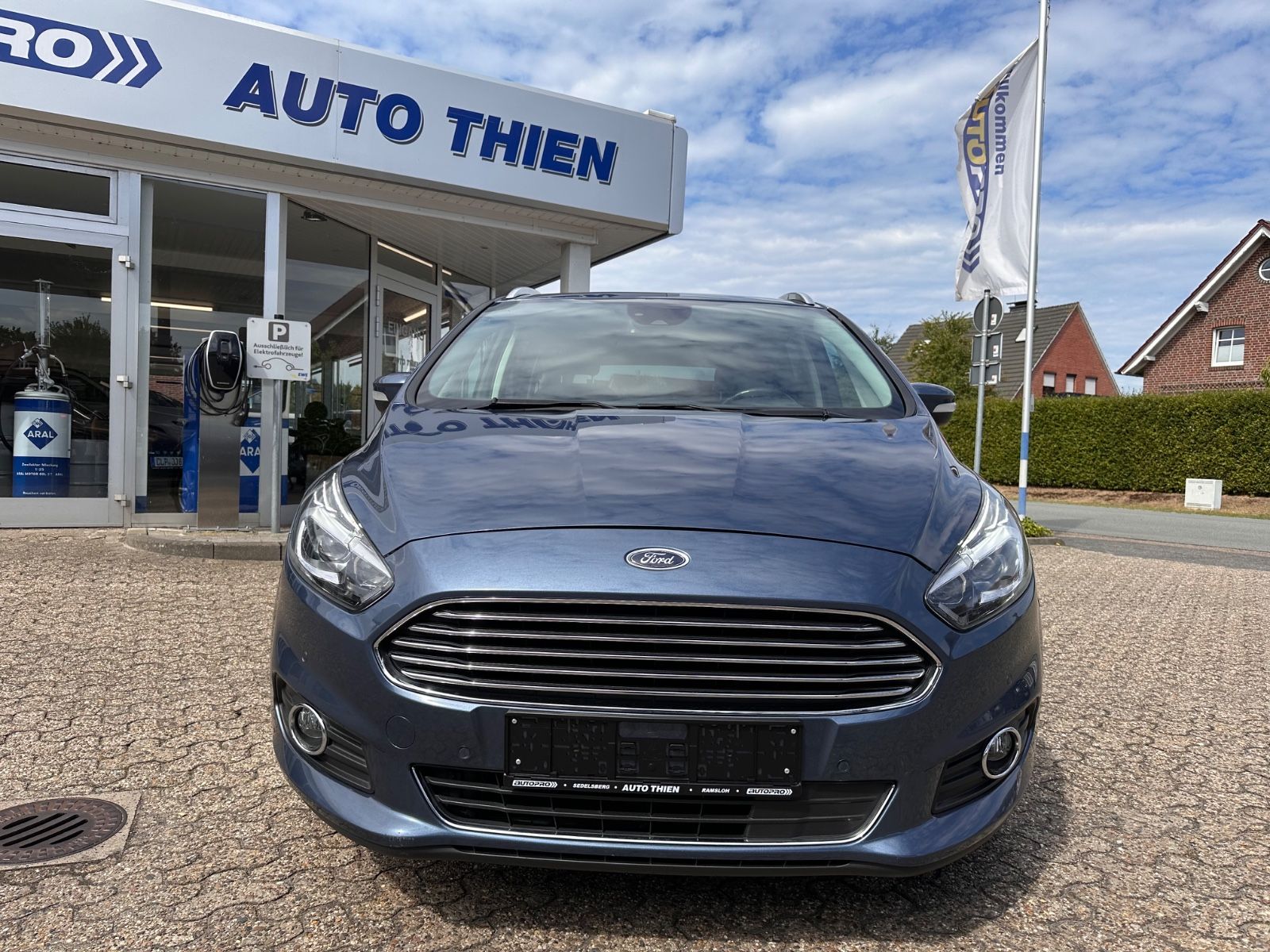 Fahrzeugabbildung Ford S-Max 1.5 EB Titanium 7-Sitz/LED/KeyFree/RFK/PDC