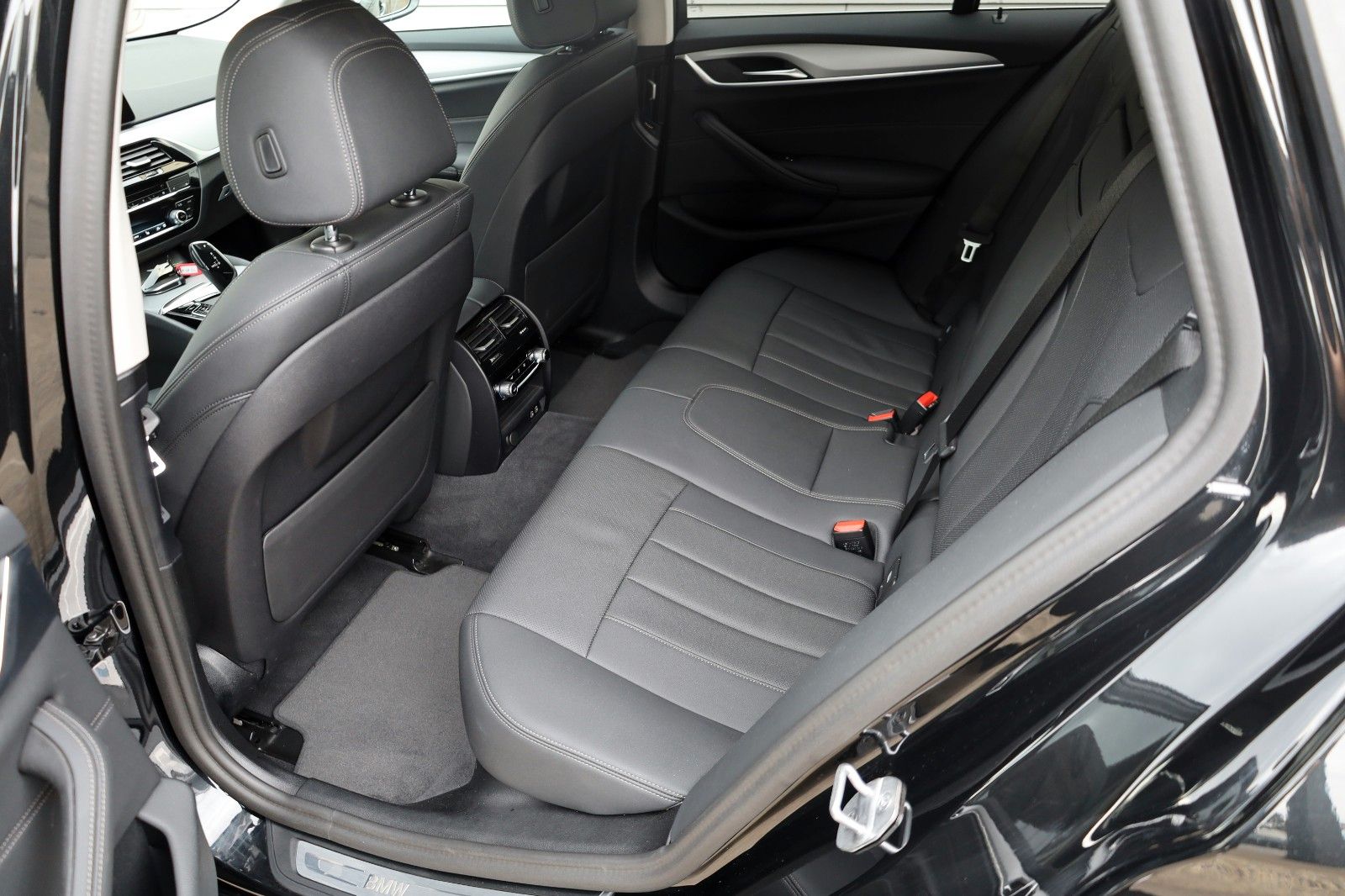Fahrzeugabbildung BMW 520d xDrive Touring Leder,Navi,LED,Kamera,SH+Sta