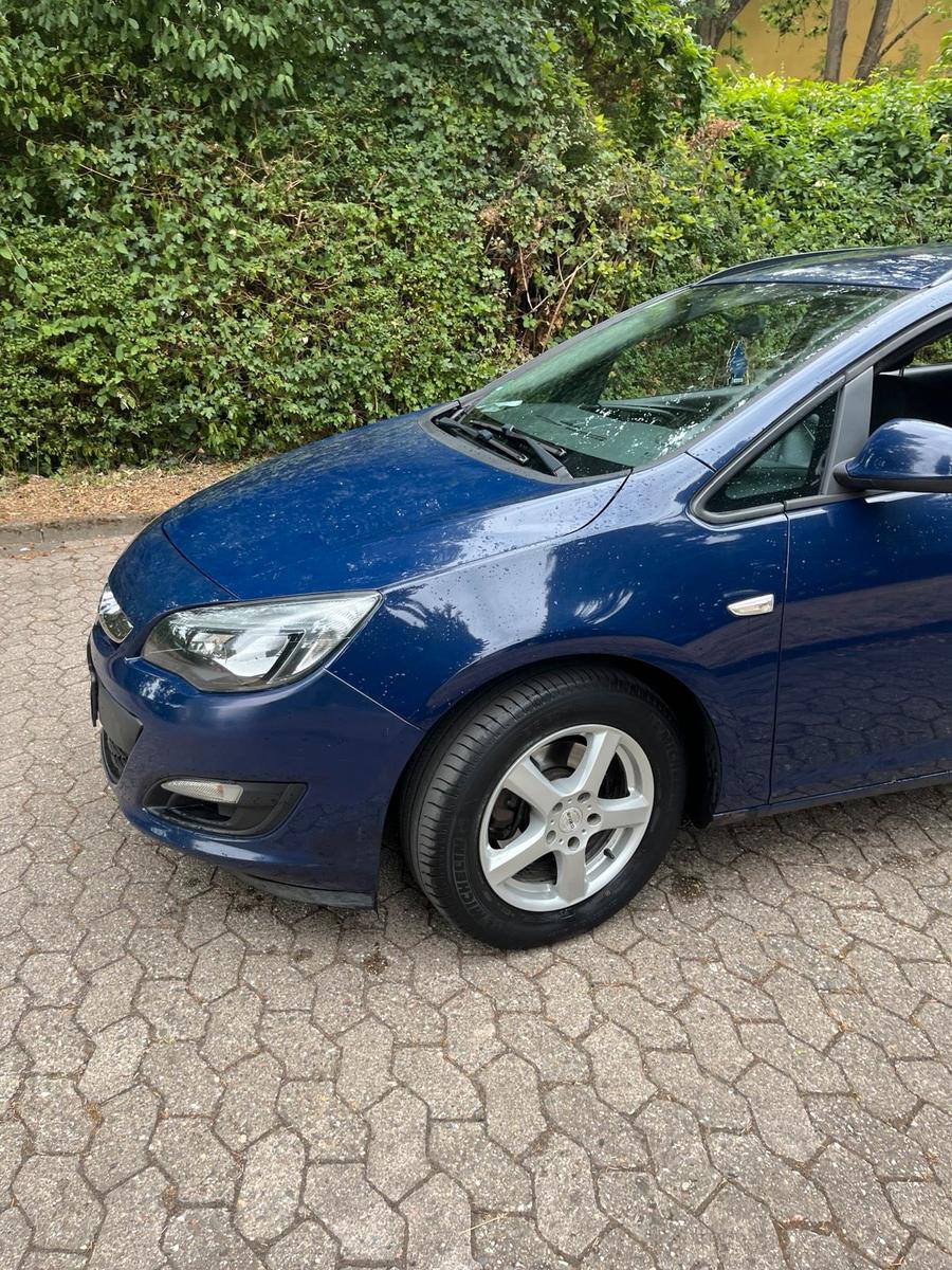 Opel Astra 2012 — interior