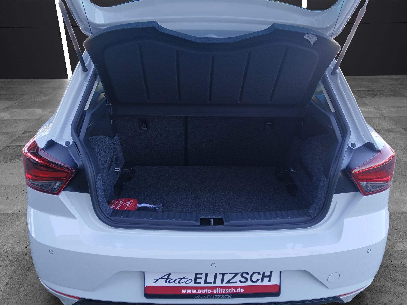 Fahrzeugabbildung SEAT Ibiza Road Edition TSI DSG LED ACC Navi RFK SH A