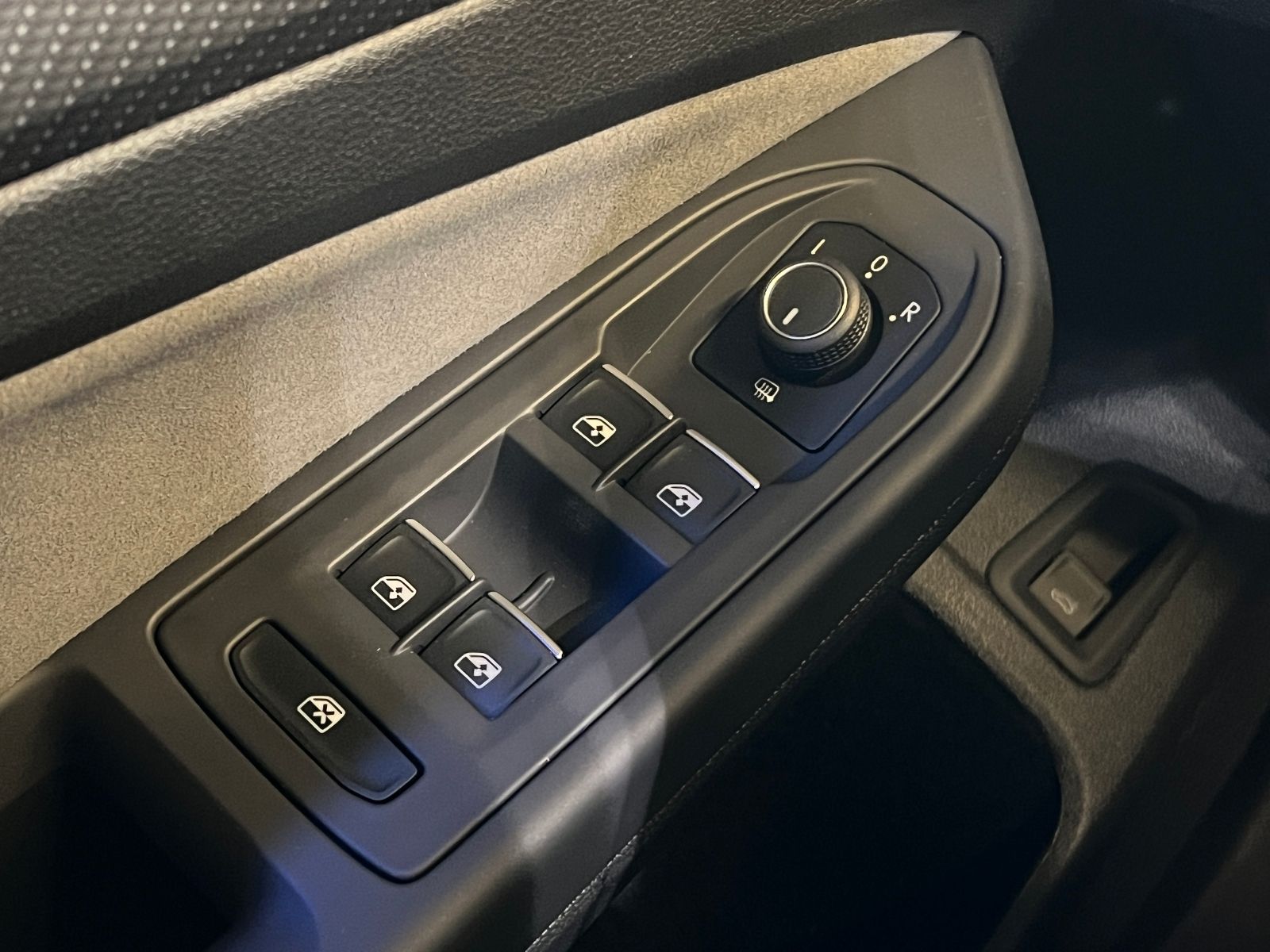 Fahrzeugabbildung Volkswagen Golf VIII Variant R-Line 1.5 eTSI DSG *AHK, LED,