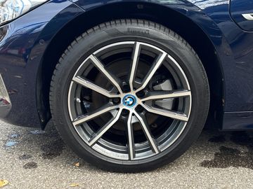 BMW 330e xDrive Touring A Head-Up DAB LED RFK Shz