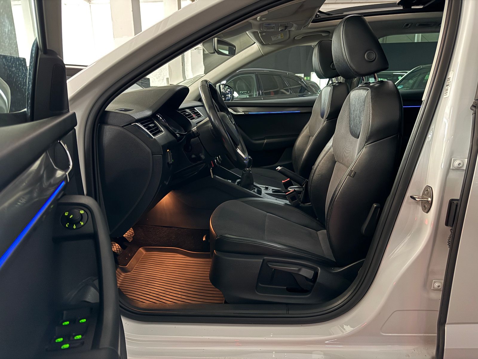 Fahrzeugabbildung SKODA Octavia STYLE 4X4 PANO NEUER MOTOR / MEGA VOLL