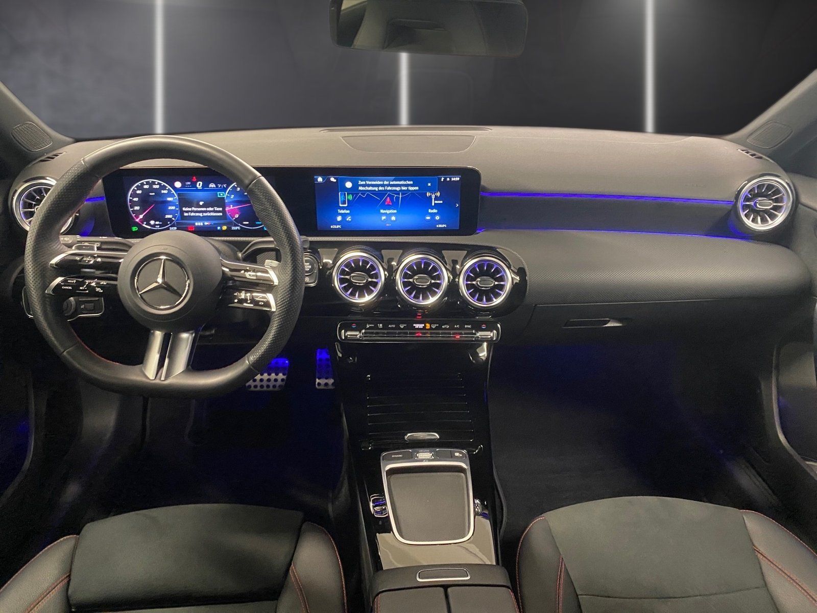 Fahrzeugabbildung Mercedes-Benz A 200 AMG Premium*Pano*Distro*Totwink*Multibeam*