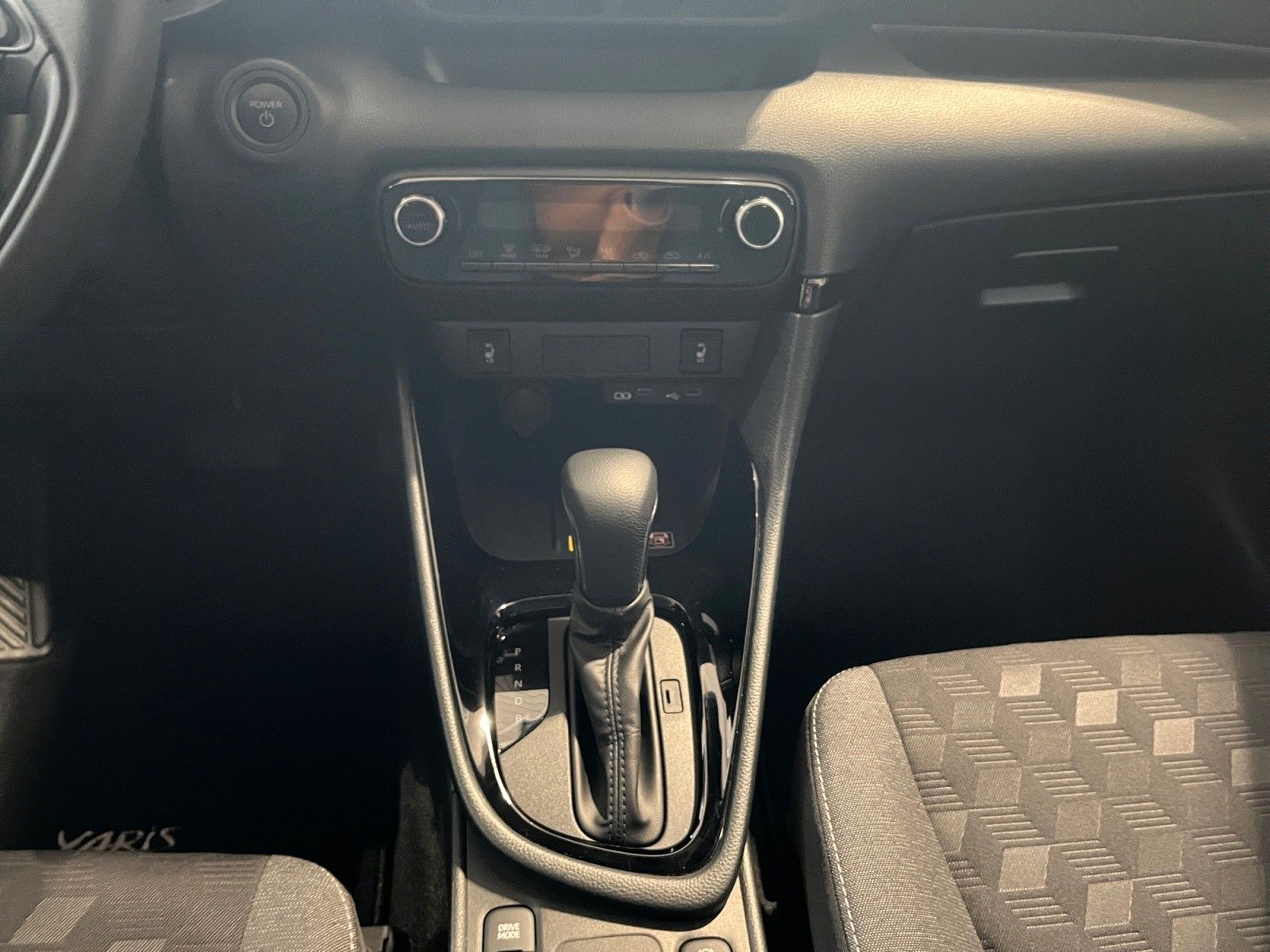 Fahrzeugabbildung Toyota Yaris Hybrid Teamplayer inkl. Rückfahrkamera