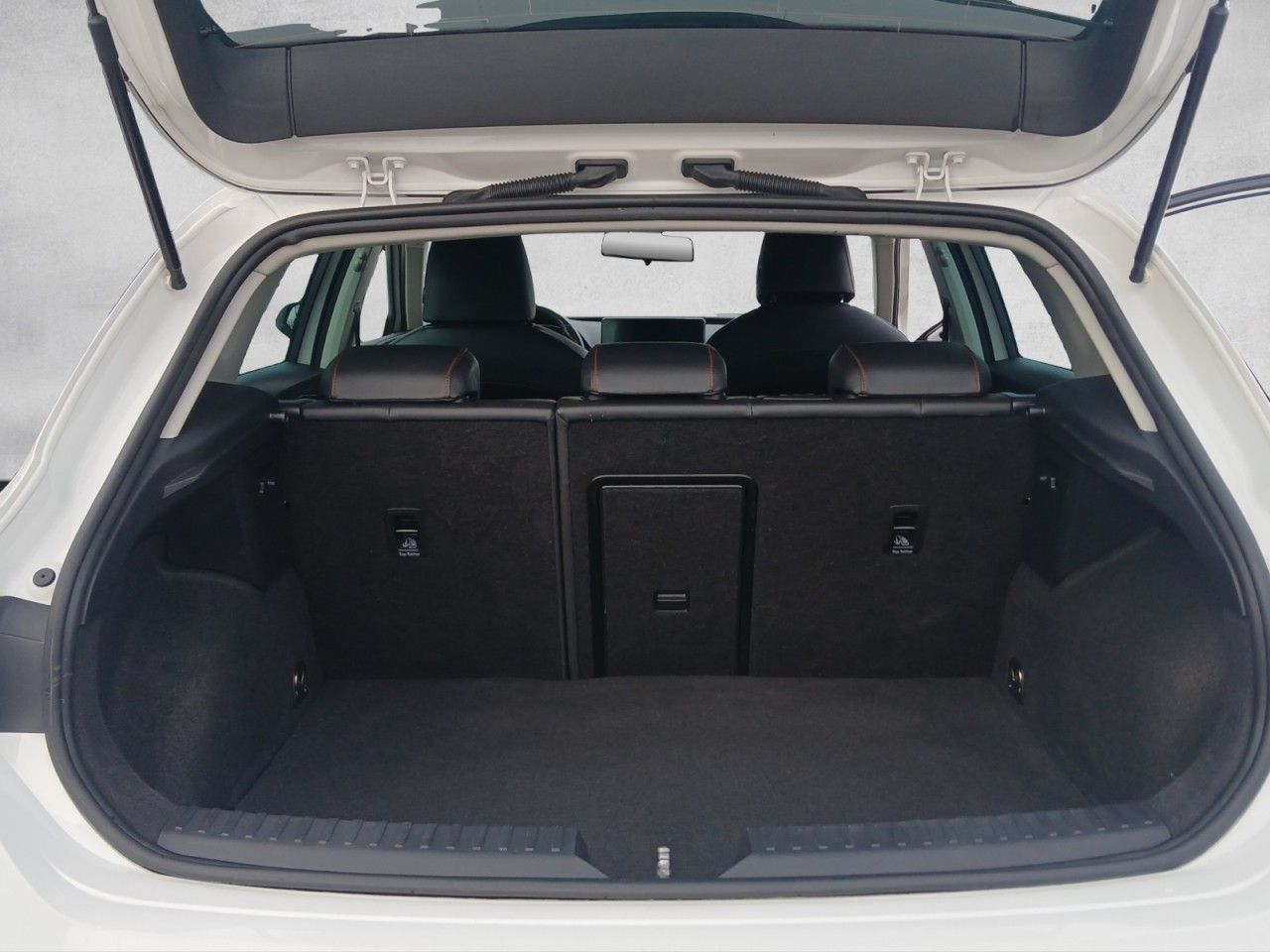 Fahrzeugabbildung SEAT Leon FR e-Hybrid Im Kundenauftrag! 8fach bereift