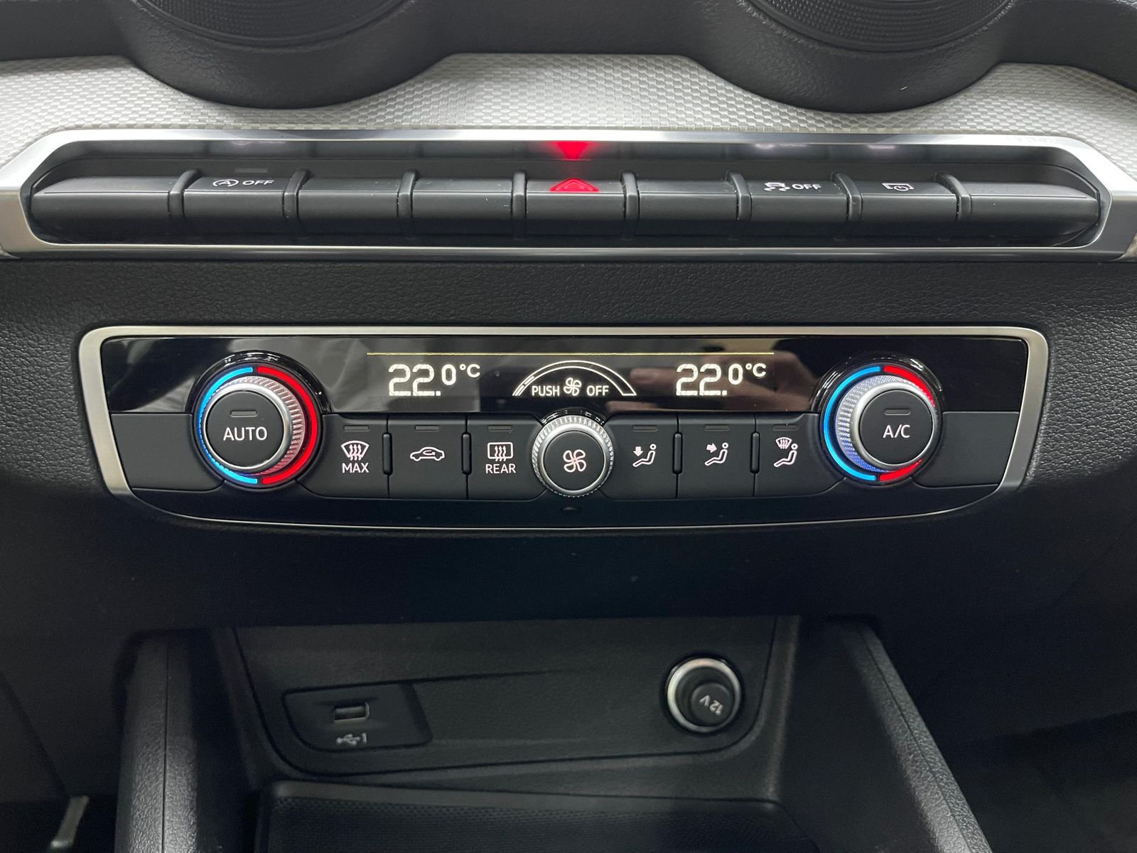 Fahrzeugabbildung Audi Q2 35d Quatt S-Tr. LED+KLIMAUT+HIFI+APS+DAB+ACC