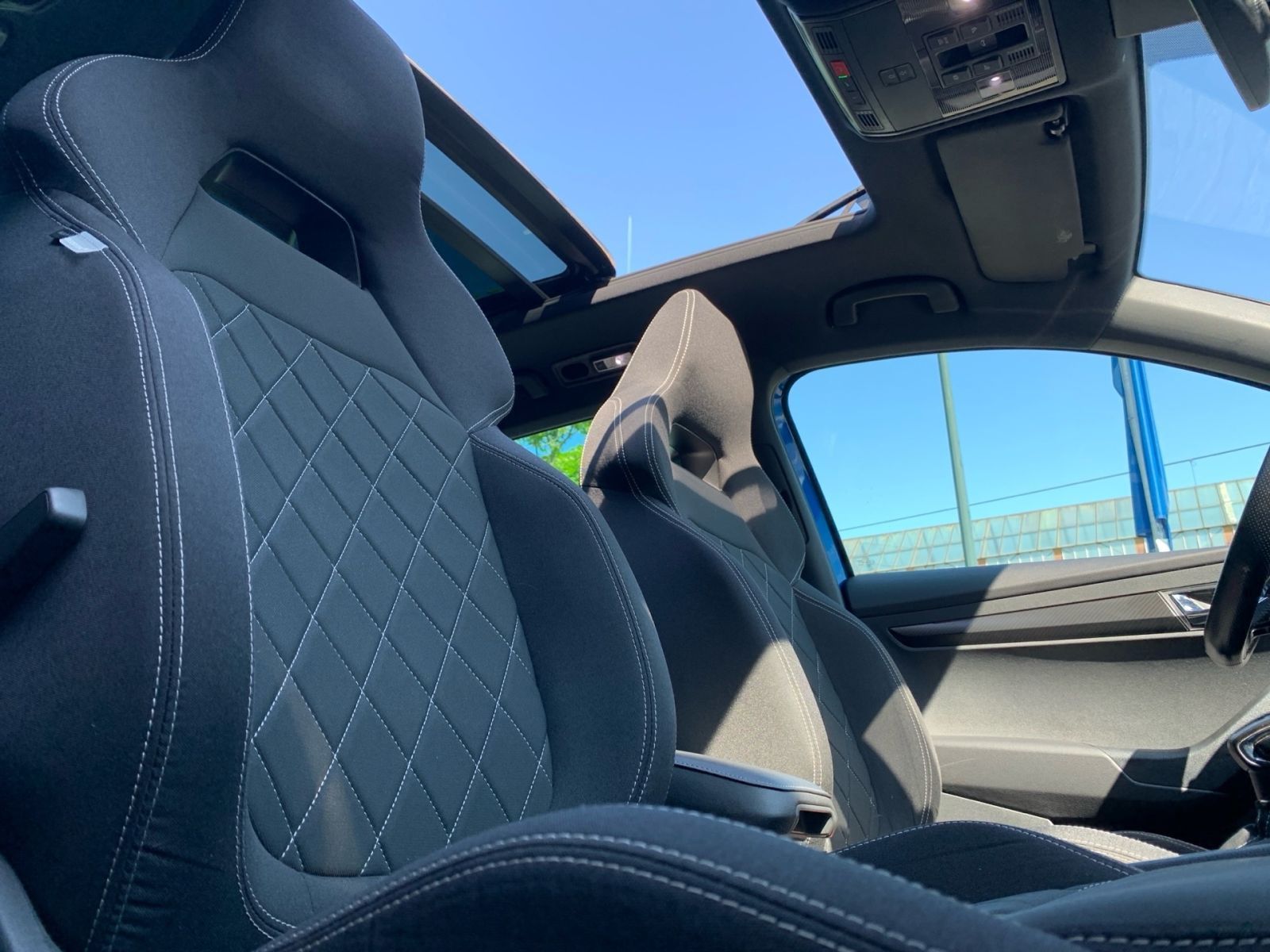 Fahrzeugabbildung SKODA Karoq 2.0 TSI DSG Sportline 4x4 OPF Pan.Dach