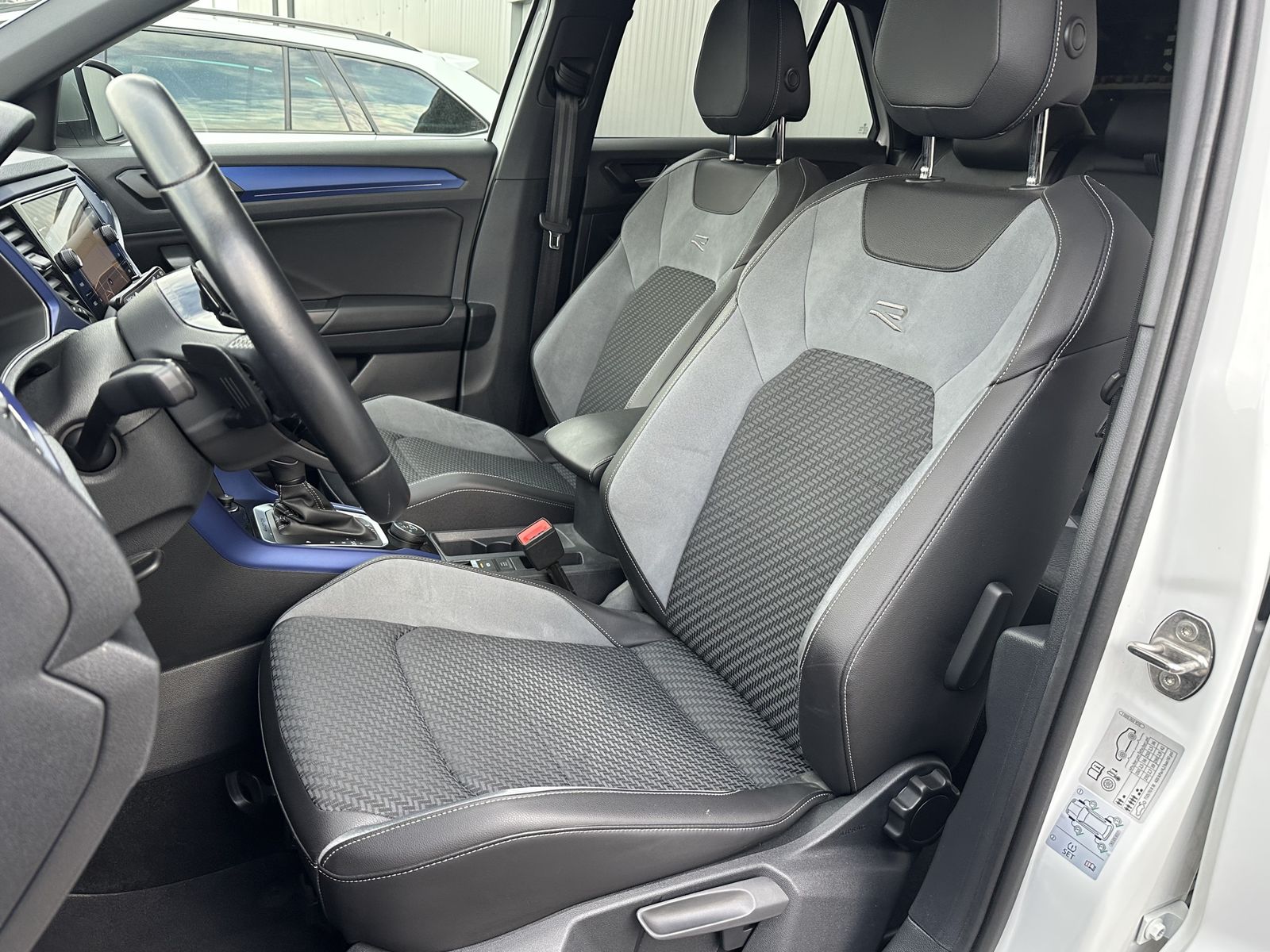 Fahrzeugabbildung Volkswagen T-Roc R 4Motion NAV+LED+KAMERA+AHK+SPORTABGAS+VC