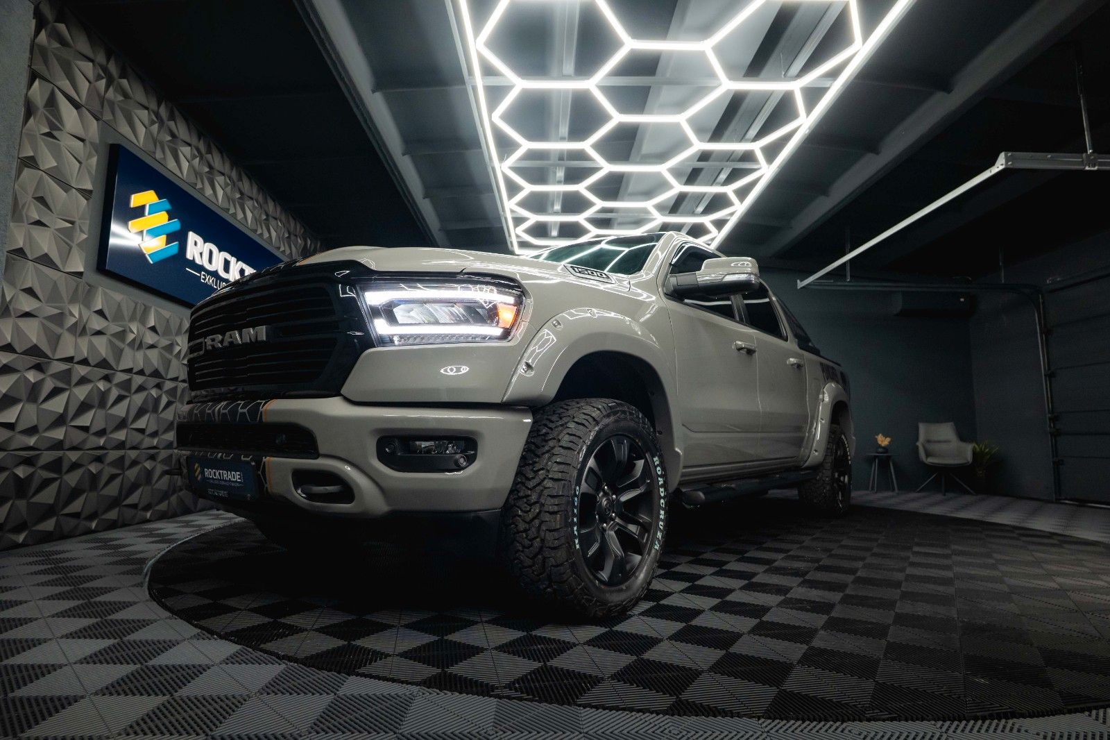 Fahrzeugabbildung Dodge RAM 5.7 V8 HEMI 4x4 OFFROAD Night PUNISHER 19%