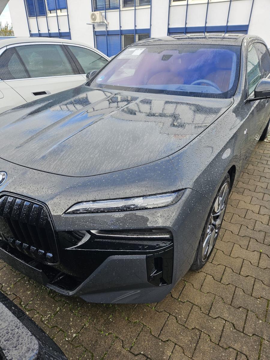 BMW 750 e xDrive MSportPRO 21Zoll Cinema Lounge B&W