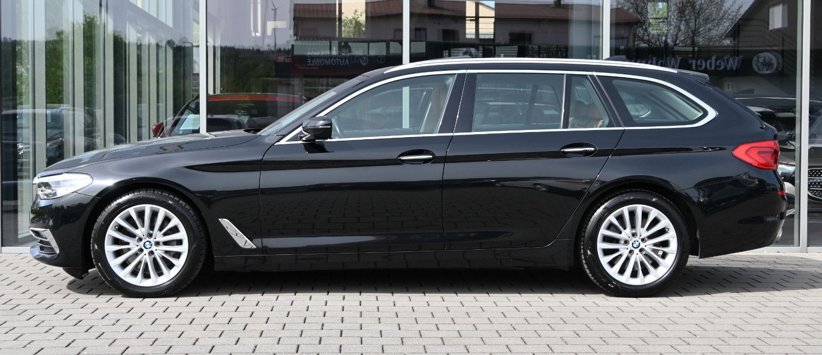 Fahrzeugabbildung BMW 530d xDr Touring Lux. °ACC°HUD°KOMFORTSITZE°PANO