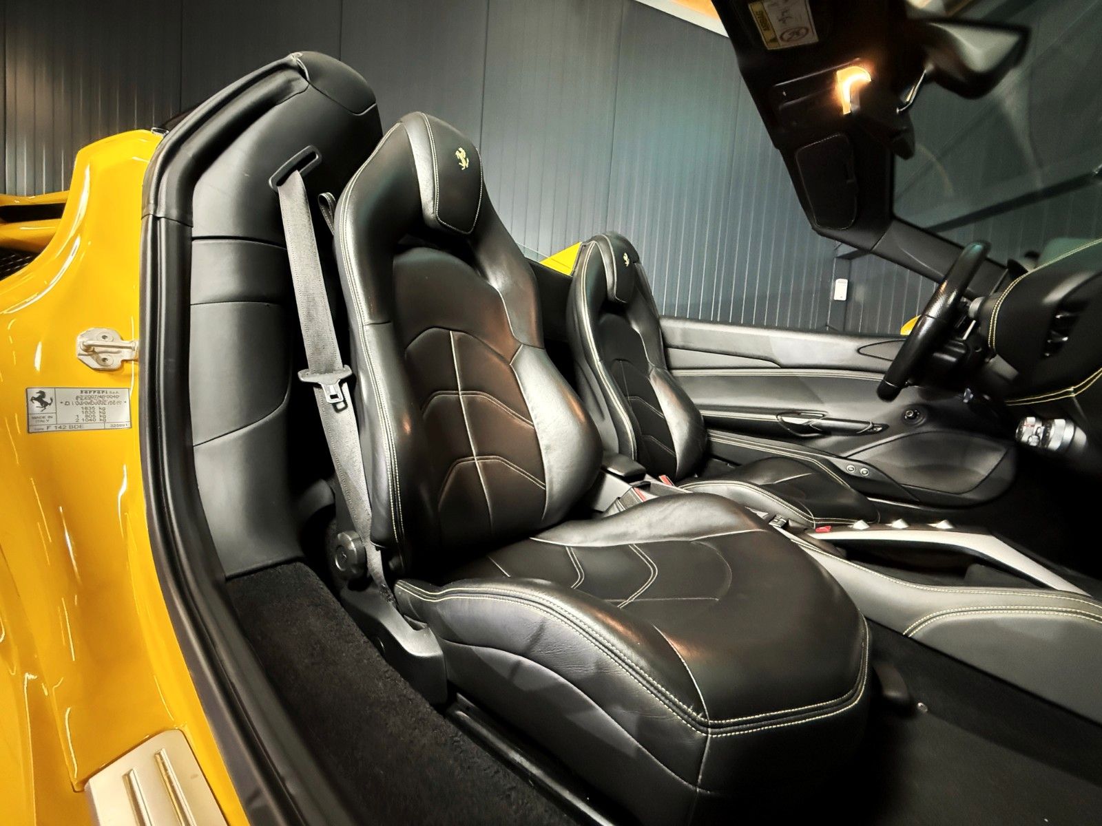 Fahrzeugabbildung Ferrari 488 Spider + Giallo Modena + Scuderia Shields