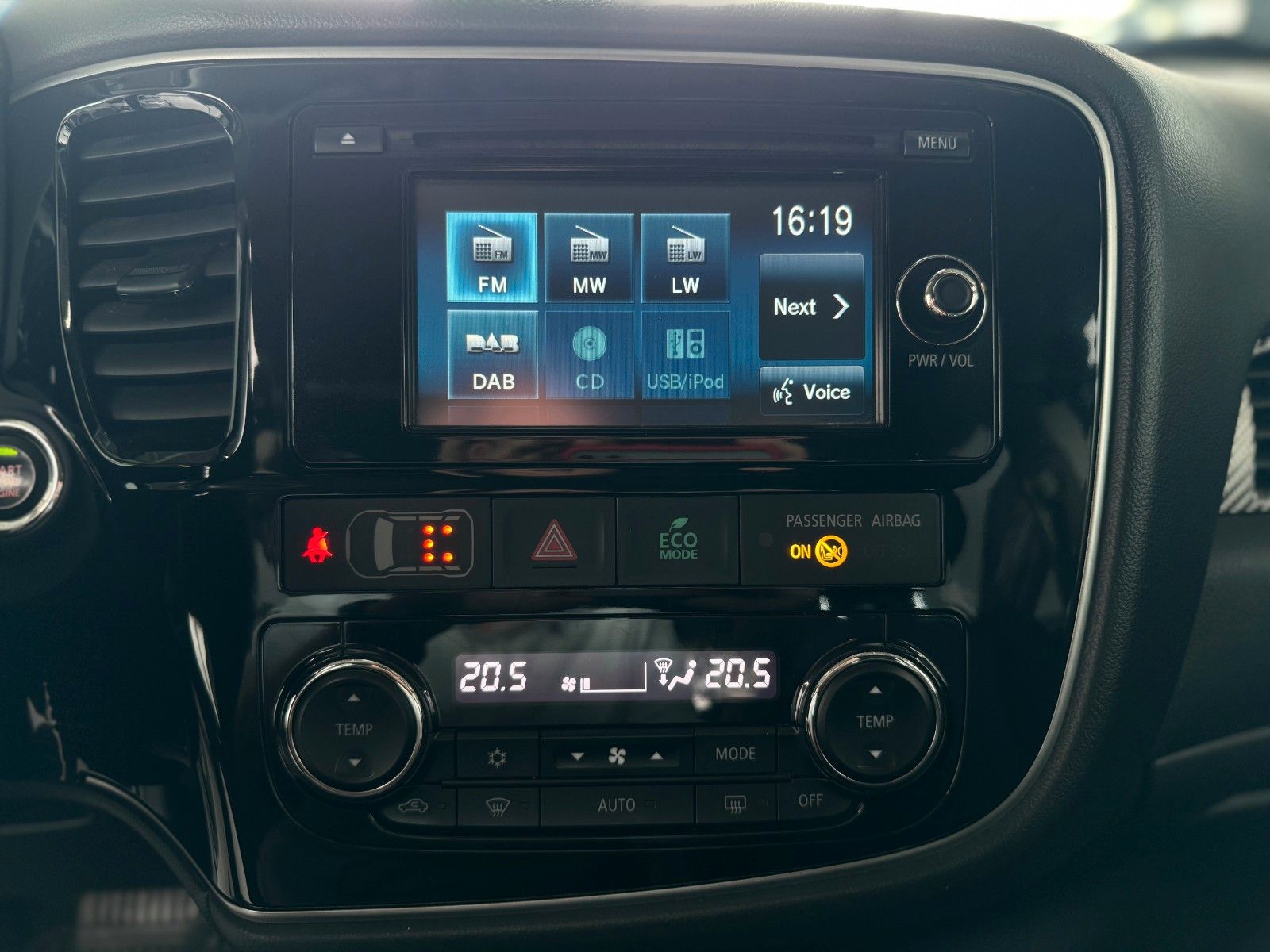 Fahrzeugabbildung Mitsubishi Outlander 2.2 DI-D Plus 4WD  NUR HÄNDLER/GEWERBE