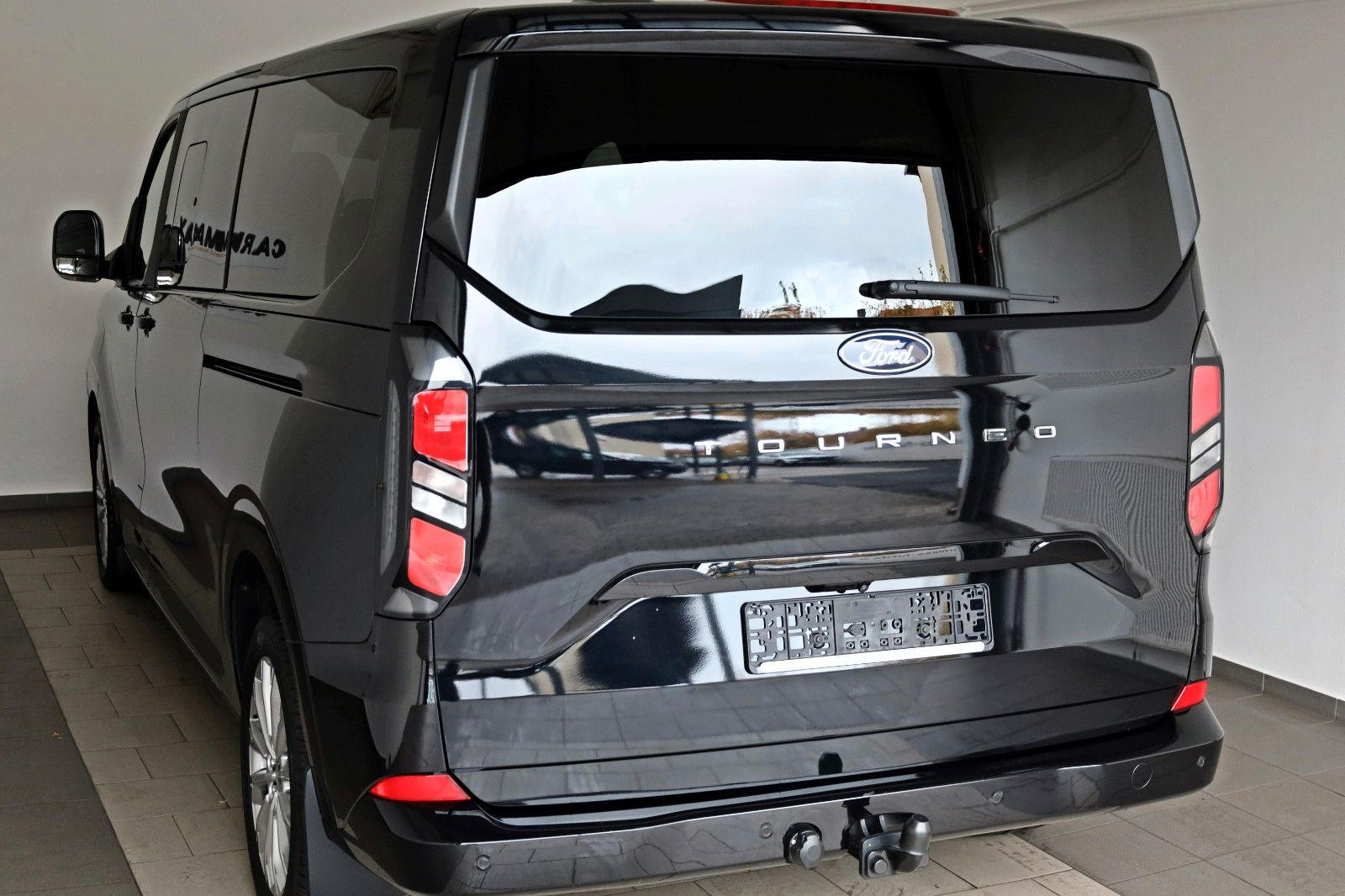 Fahrzeugabbildung Ford Tourneo Custom 2.0  320 L2 Titanium,8 Sitzer,AHK