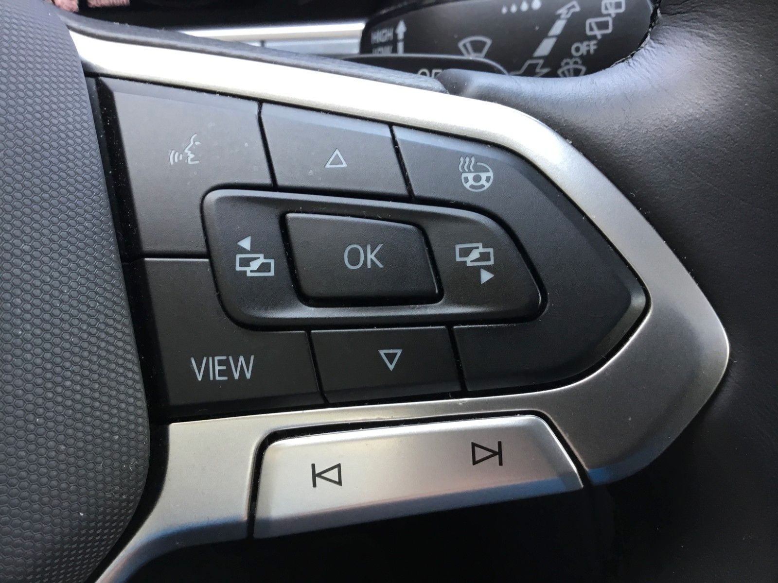 Fahrzeugabbildung Volkswagen T-Roc 1.5 TSI DSG Style+AHK+MatrixLED+ACC+Pano