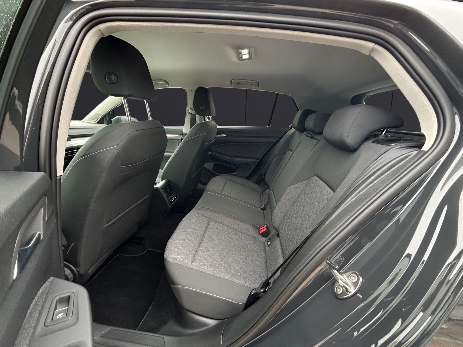 Fahrzeugabbildung Volkswagen Golf VIII TSI Move Climatronic AID PDC SH LM