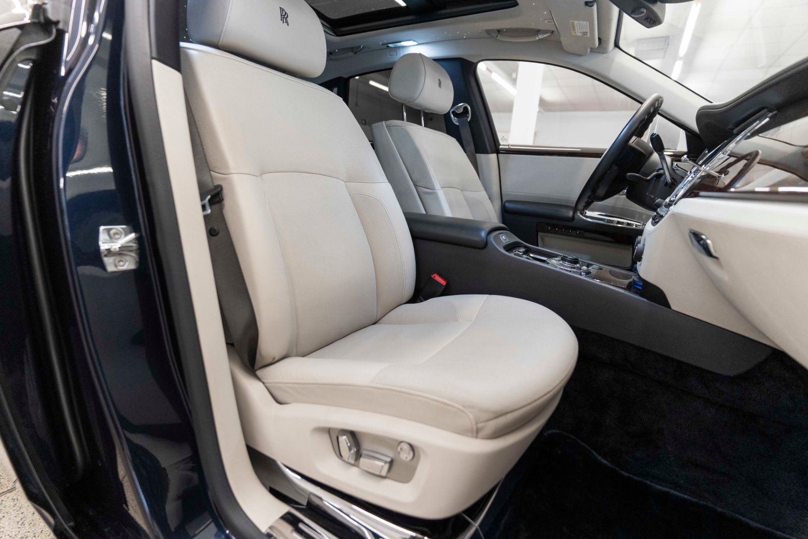 Fahrzeugabbildung Rolls-Royce Ghost V12 TWO TONE FACELIFT STERNHIMMEL KÜHLBOX