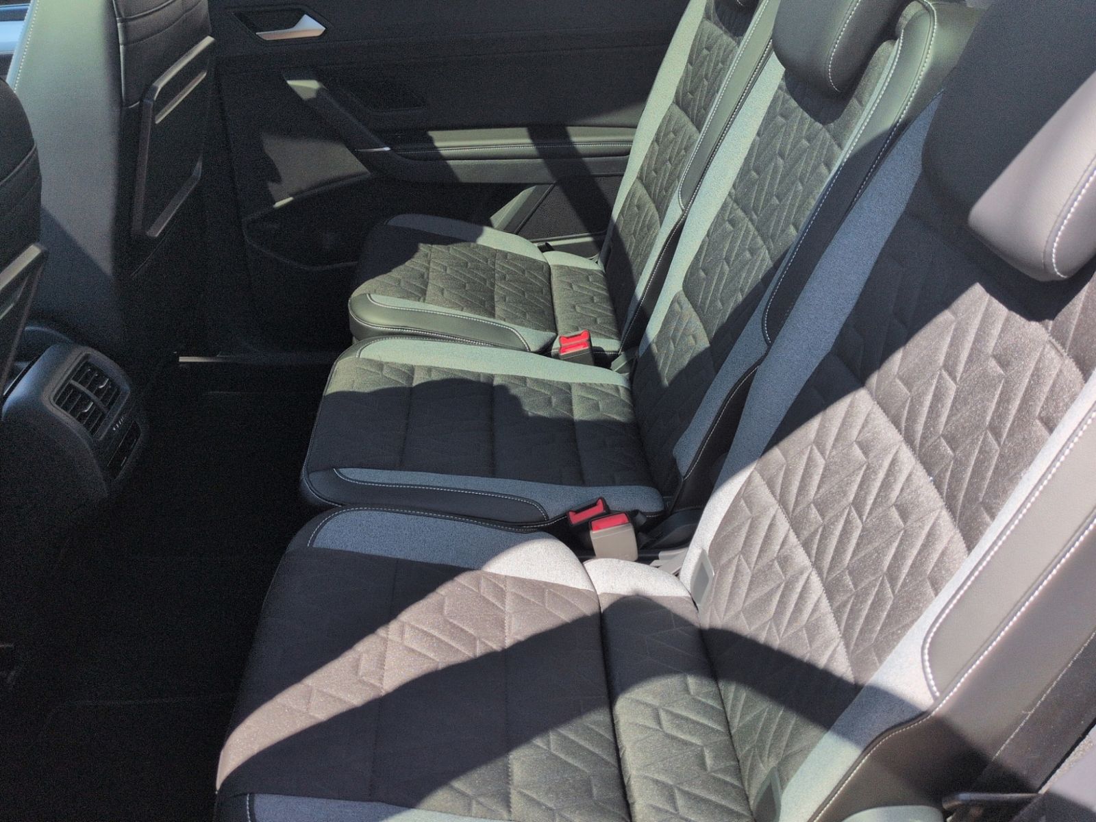 Touran 1.5 TSI DSG R line PANO+RFK+7SITZE+AHK+